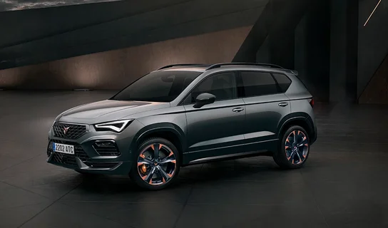 CUPRA Ateca in der Seitenansicht in dunkelgrau vor dunklem Hintergrund.