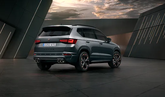CUPRA Ateca in der Heckansicht in dunkelgrau.