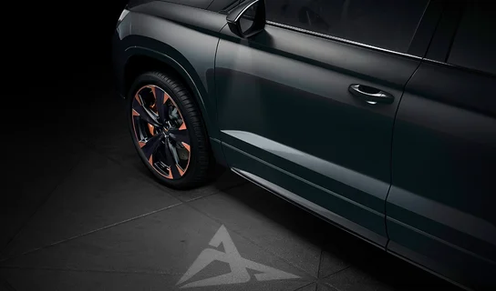 Detailaufnahme des CUPRA Ateca mit dem CUPRA Logo auf den Boden projiziert.