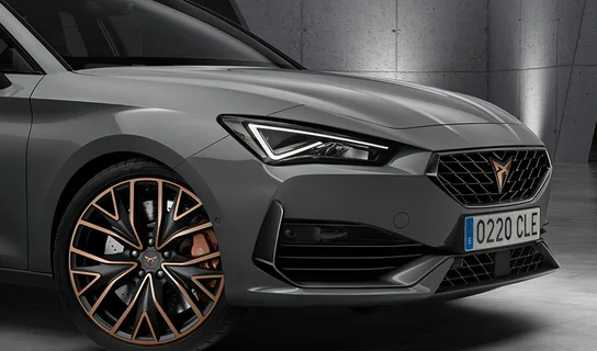 Der CUPRA Leon Sportstourer in grau vor grauem Hintergrund.