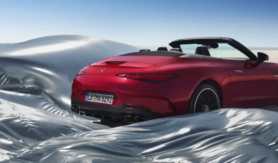 Roter Mercedes AMG SL63 in Heckansicht.