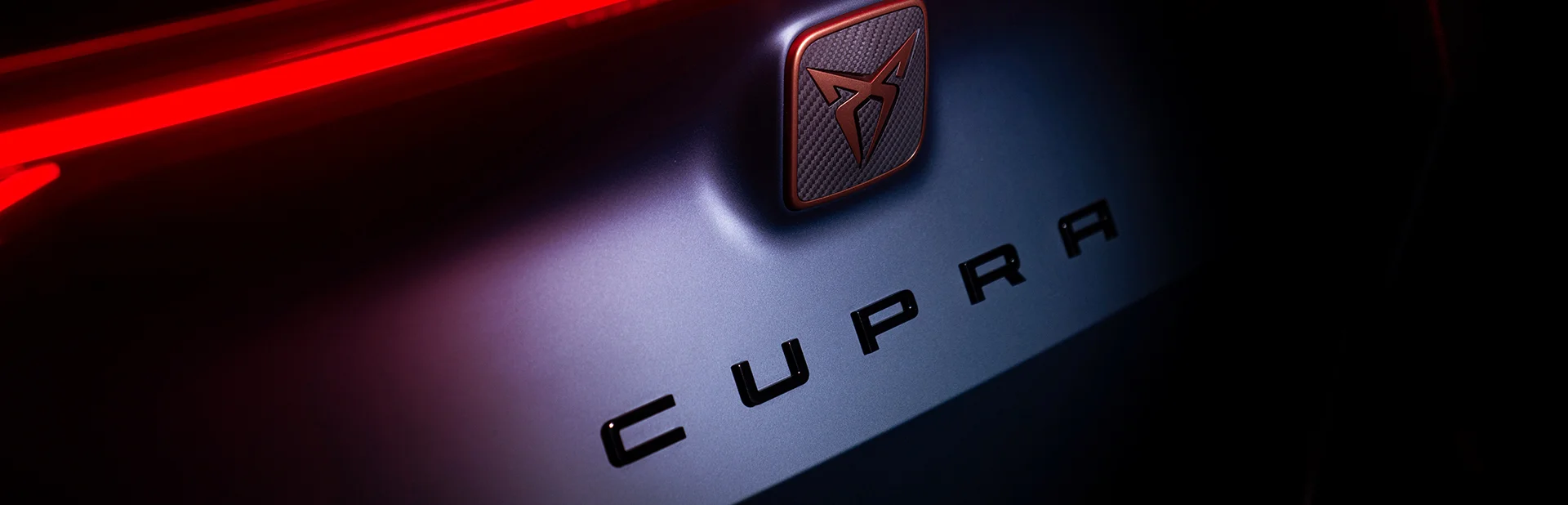 Detailaufnahme des CUPRA Logos am Heck