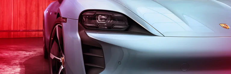 Nahaufnahme eines Scheinwerfers von Porsche