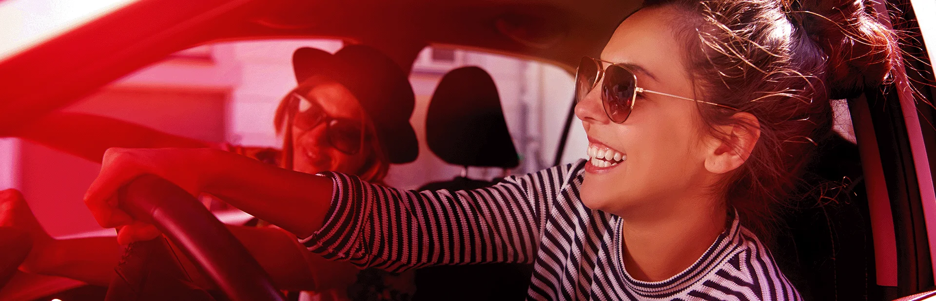 Zwei Frauen im Auto, die Spaß haben.