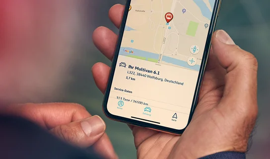 Die VW WeConnect App auf einem Handy das in der Hand gehalten wird.