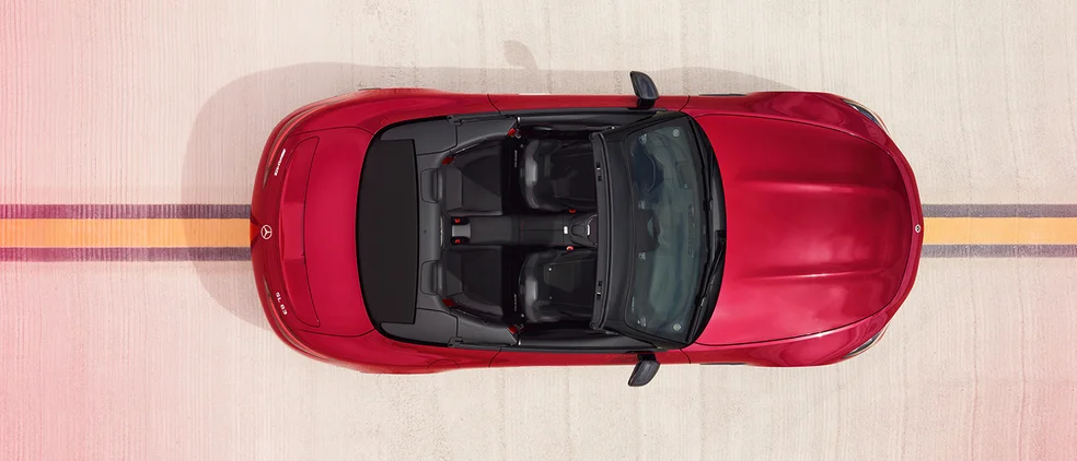 Rotes Mercedes AMG Cabrio aus der Vogelperspektive.