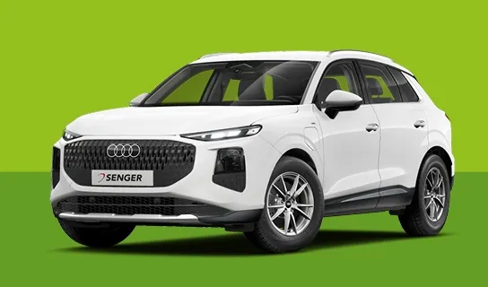 Ein weißer Audi Q3 e-hybrid steht auf einem grünen neutralen Untergrund.